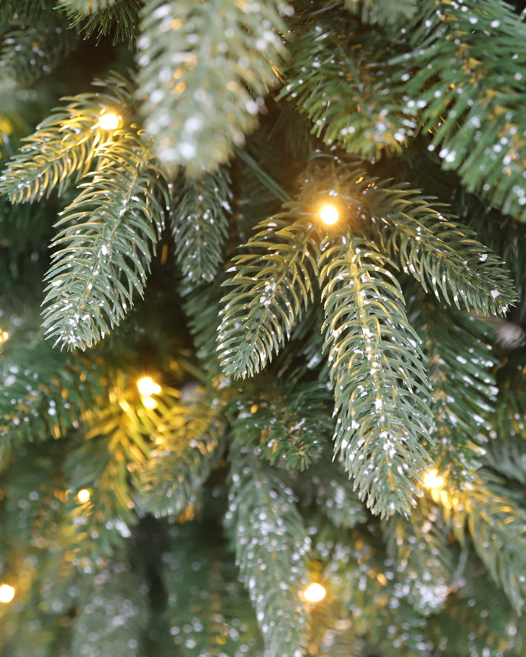 Pre-lit Christmas Greenery Tree 6FT – Sprayed Dots Fir – B72FW33-680TW-140LED