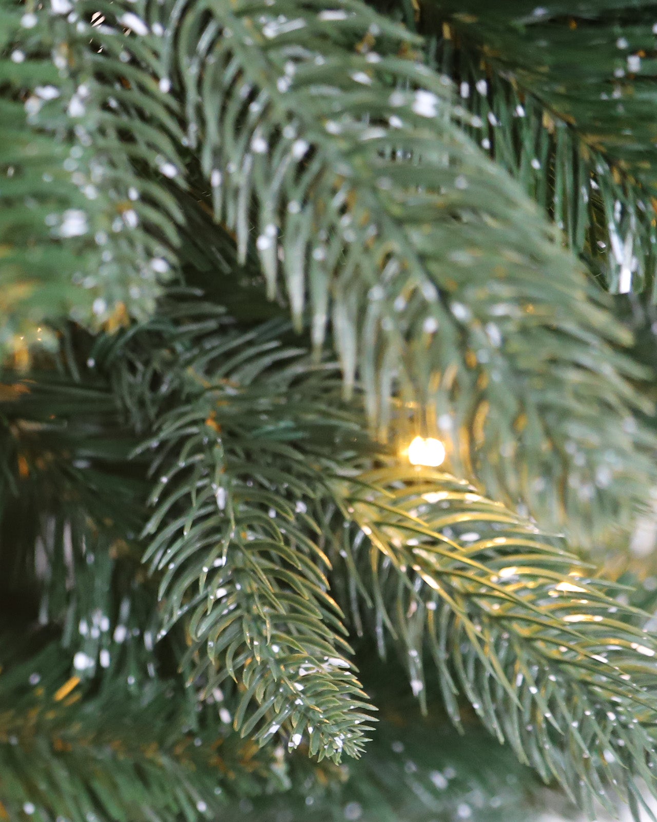 Pre-lit Christmas Greenery Tree 6FT – Sprayed Dots Fir – B72FW33-680TW-140LED