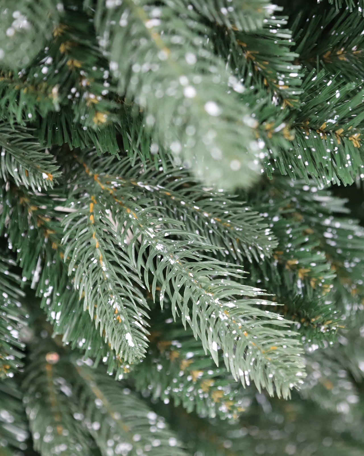 Pre-lit Christmas Greenery Tree 6FT – Sprayed Dots Fir – B72FW33-680TW-140LED
