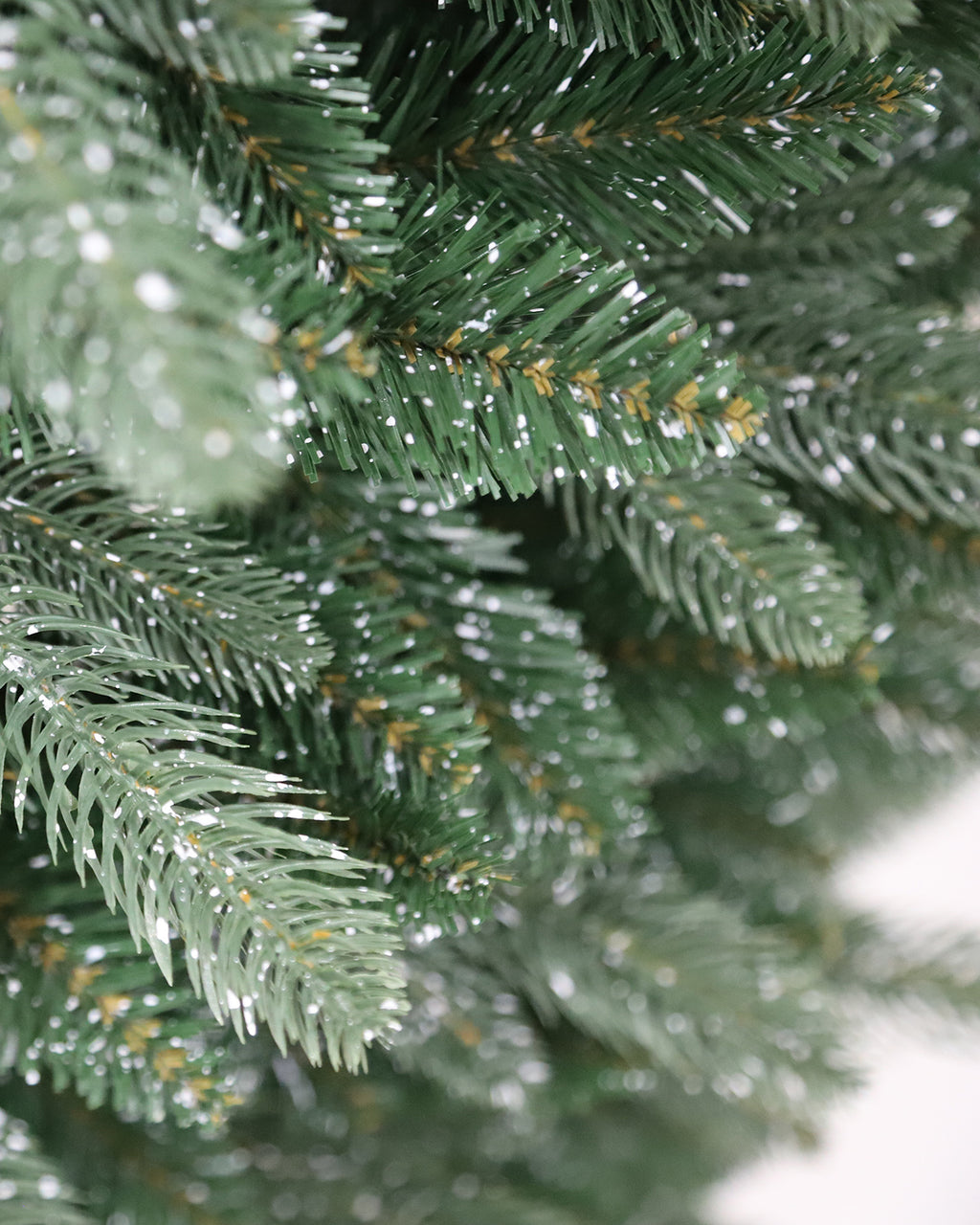 Pre-lit Christmas Greenery Tree 6FT – Sprayed Dots Fir – B72FW33-680TW-140LED