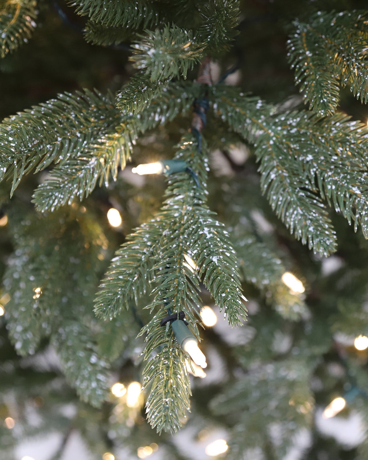 Pre-lit Christmas Greenery Tree 7FT – Sprayed Dots Fir – B84FW50-850T-W