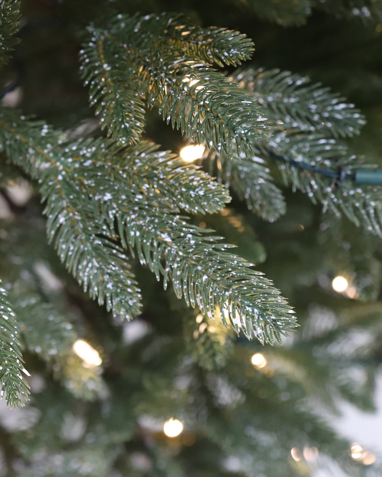 Pre-lit Christmas Greenery Tree 7FT – Sprayed Dots Fir – B84FW50-850T-W