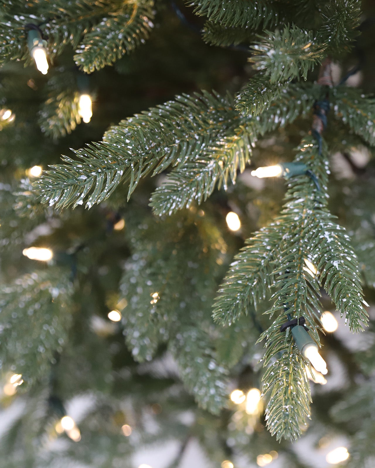 Pre-lit Christmas Greenery Tree 7FT – Sprayed Dots Fir – B84FW50-850T-W