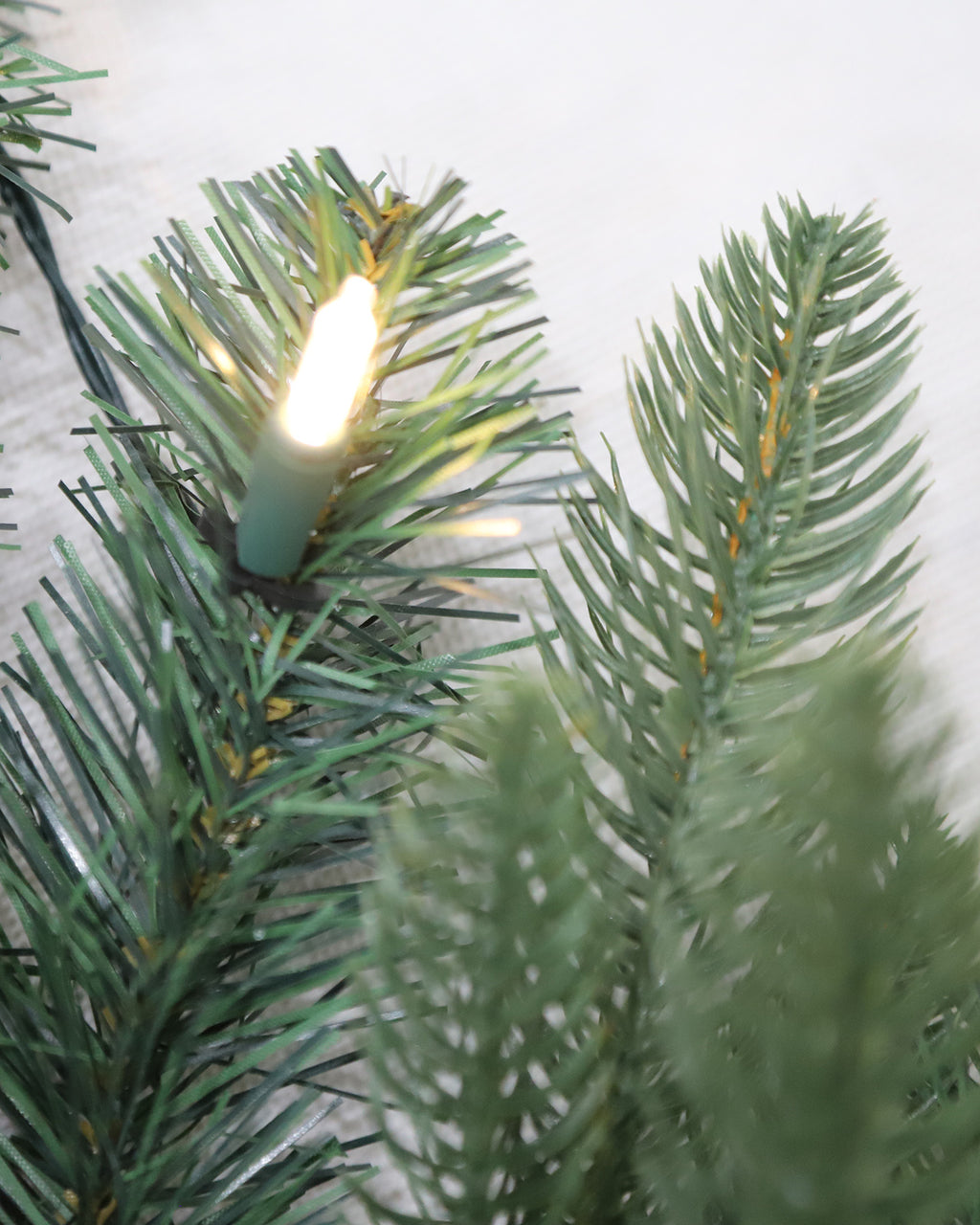 Pre-lit Christmas Greenery Garland 274cm – Classic Spruce – G108FW10-128T-G