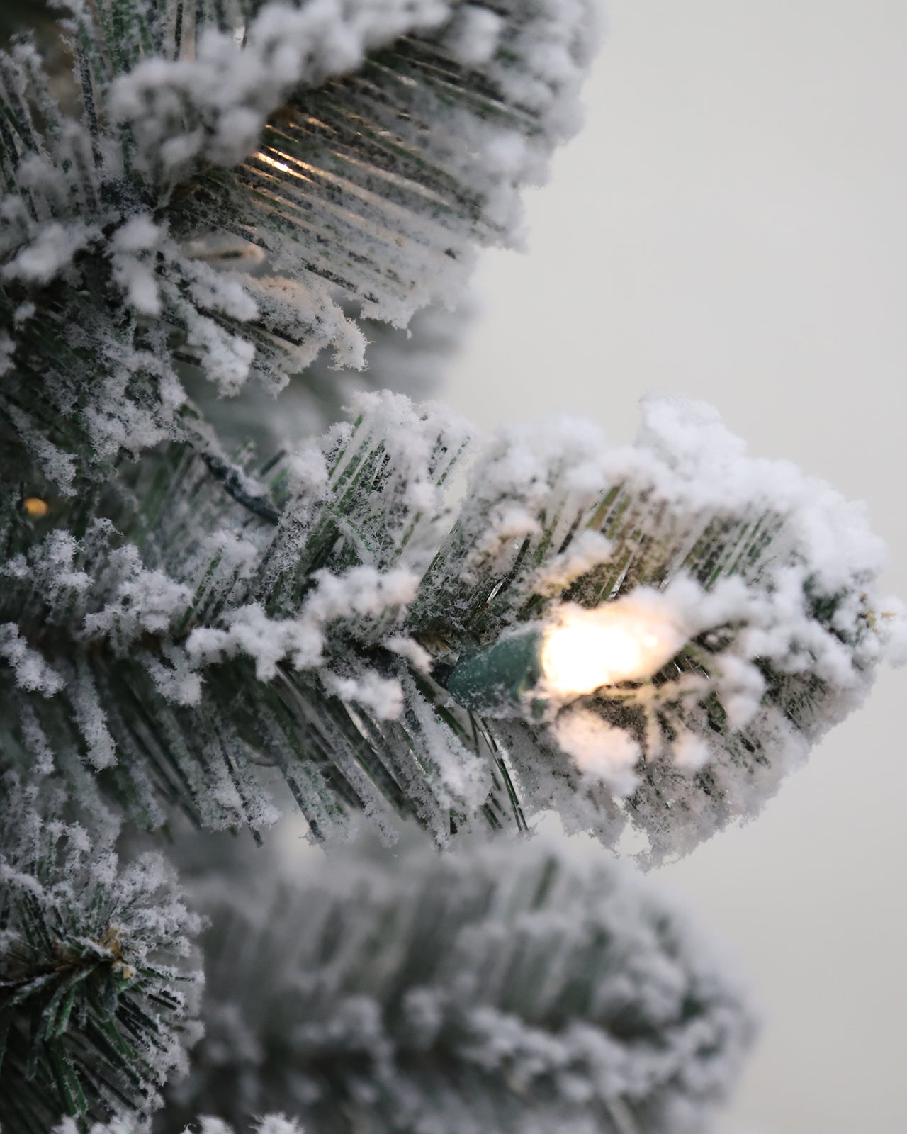 Pre-lit Christmas Greenery Tree 8FT – Frosted Green Pine – B96FW54-1389TF-400LED