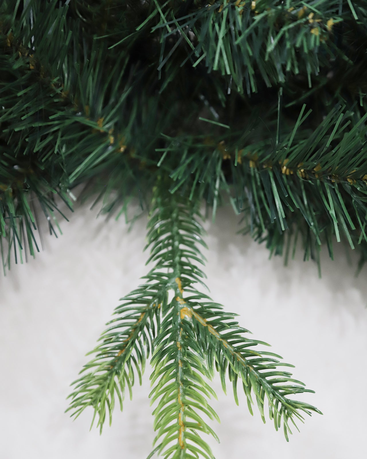 Pre-lit Christmas Wreath  – Mix Green Spruce – W24FW24-104T-G
