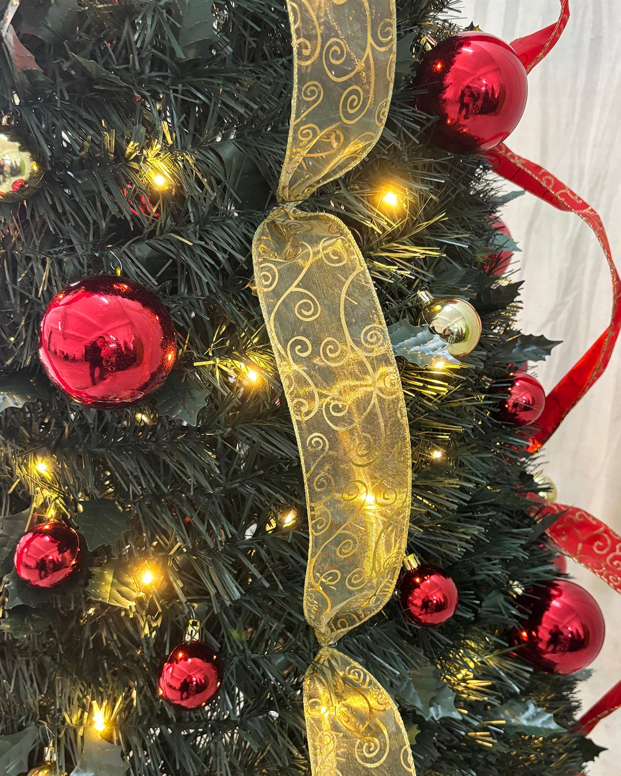 Pre-lit Tinsel with Decorative Baubles – Folding Christmas Tree 6FT – Q48660AL/RGN