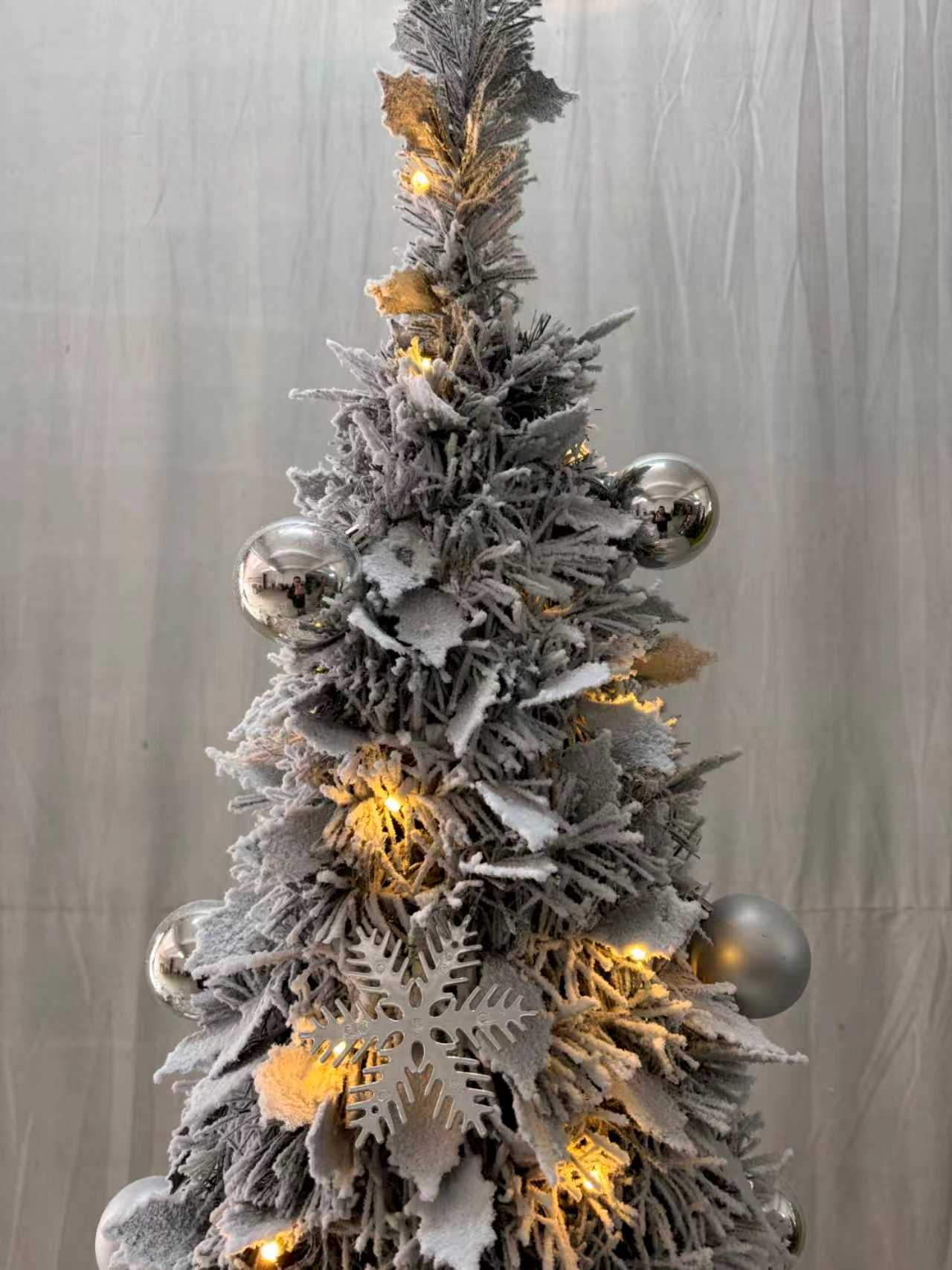 Pre-lit Flocked Tinsel with Baubles & Snowflakes – Folding Christmas Tree 6FT – Q50560ALW/BX