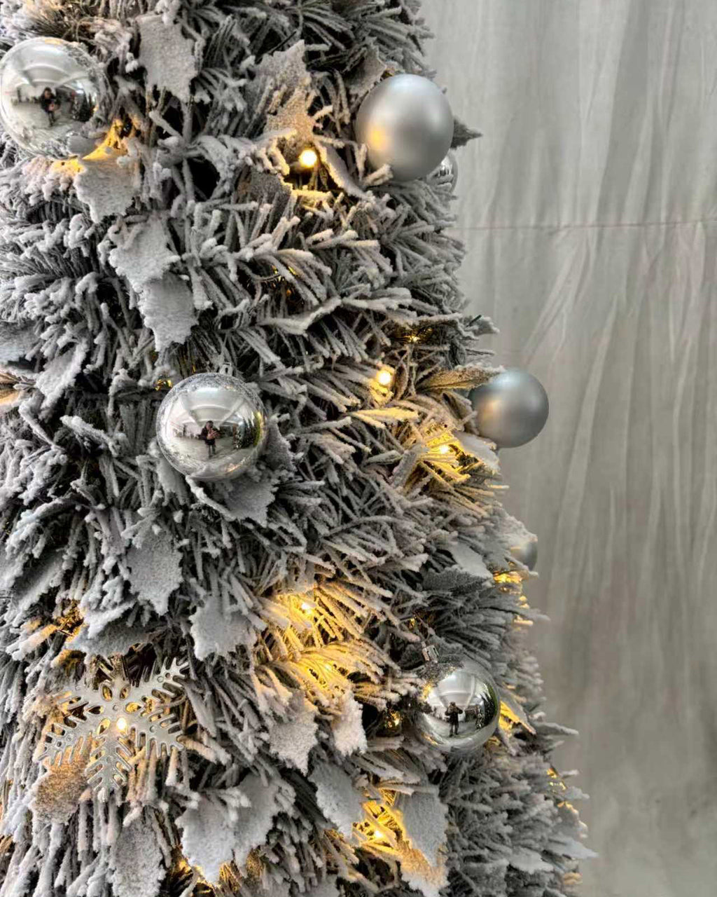 Pre-lit Flocked Tinsel with Baubles & Snowflakes – Folding Christmas Tree 6FT – Q50560ALW/BX