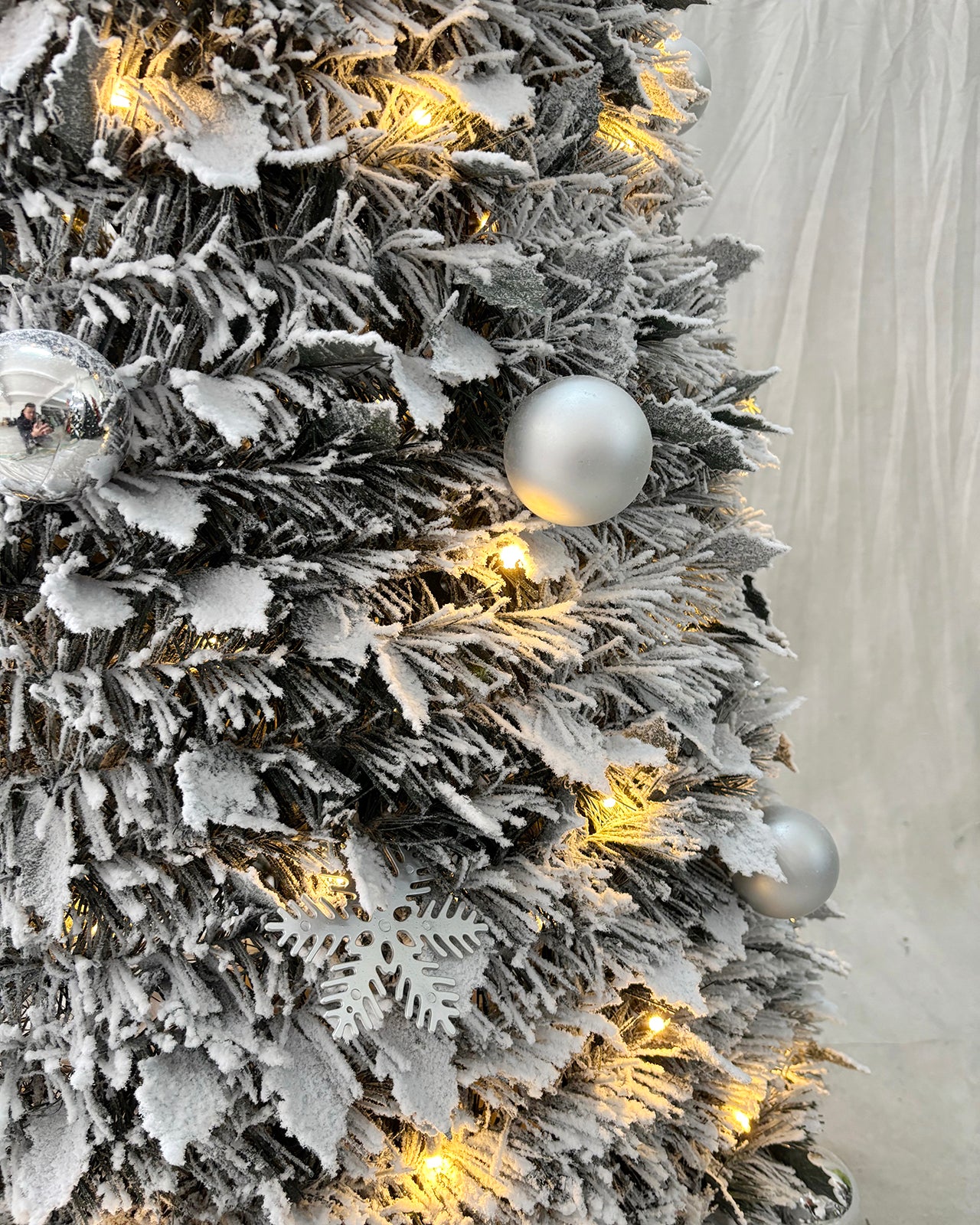 Pre-lit Flocked Tinsel with Baubles & Snowflakes – Folding Christmas Tree 6FT – Q50560ALW/BX