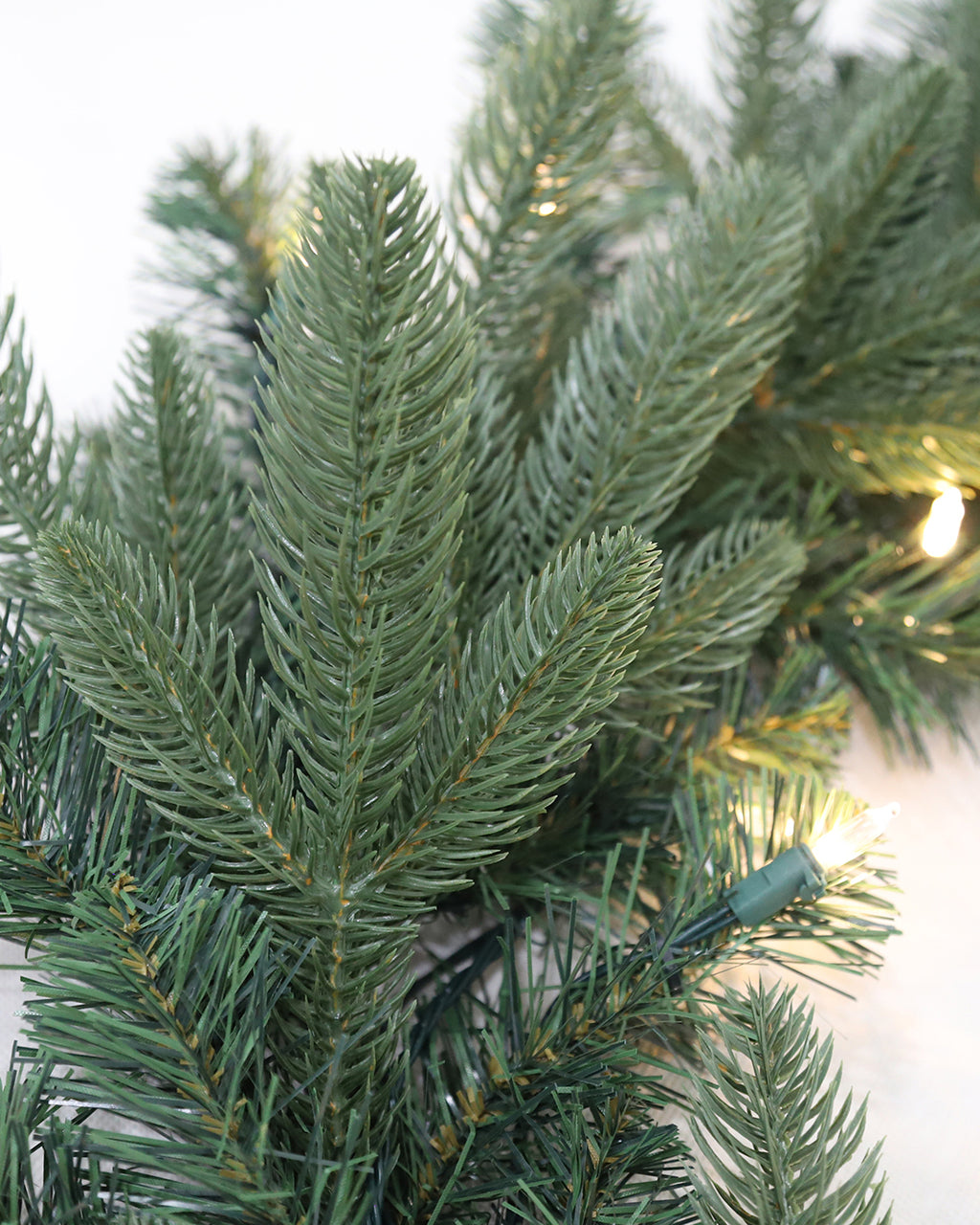 Pre-lit Christmas Greenery Wreath 24 Inch – Classic Spruce – W24FW24-104T