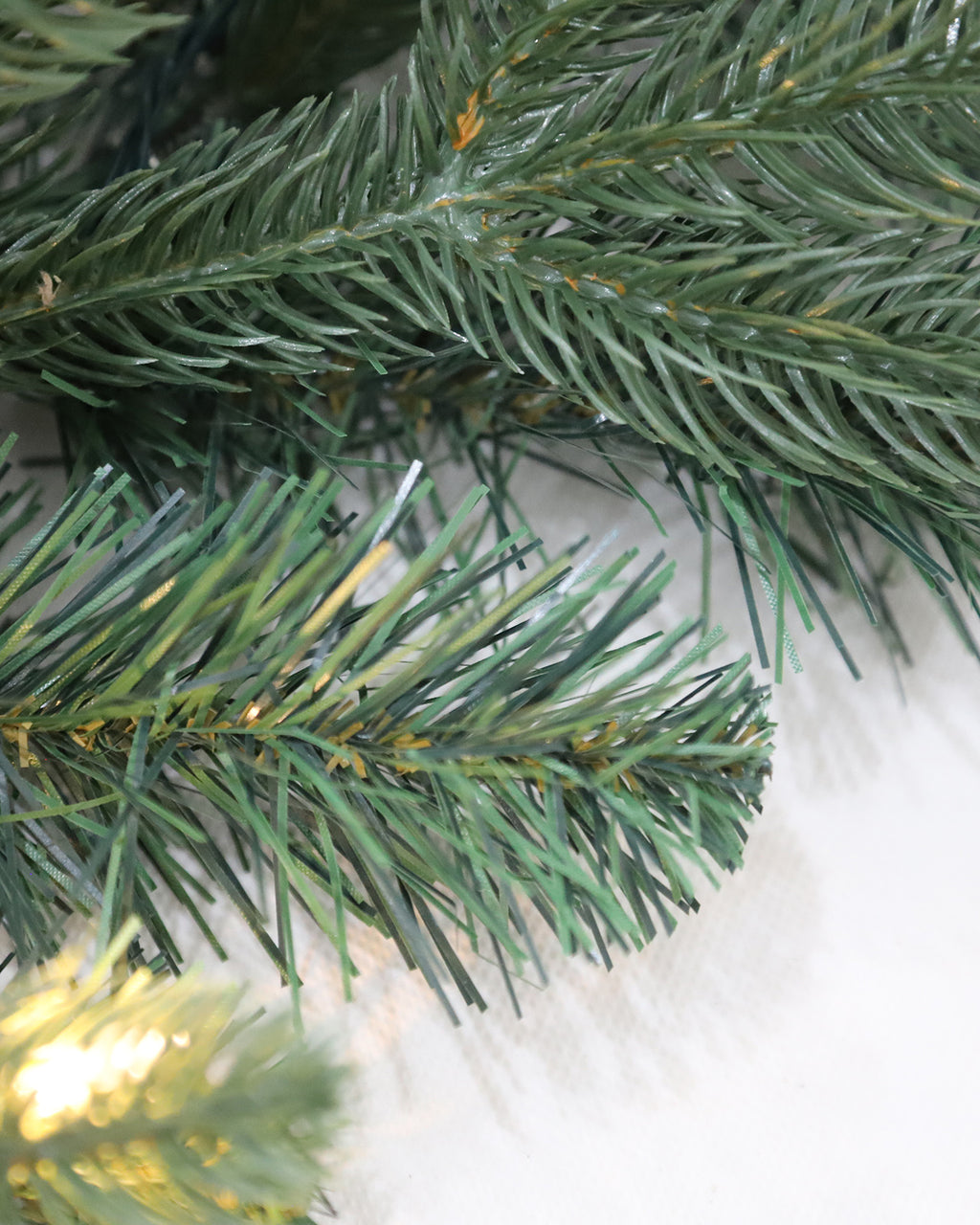 Pre-lit Christmas Greenery Wreath 24 Inch – Classic Spruce – W24FW24-104T