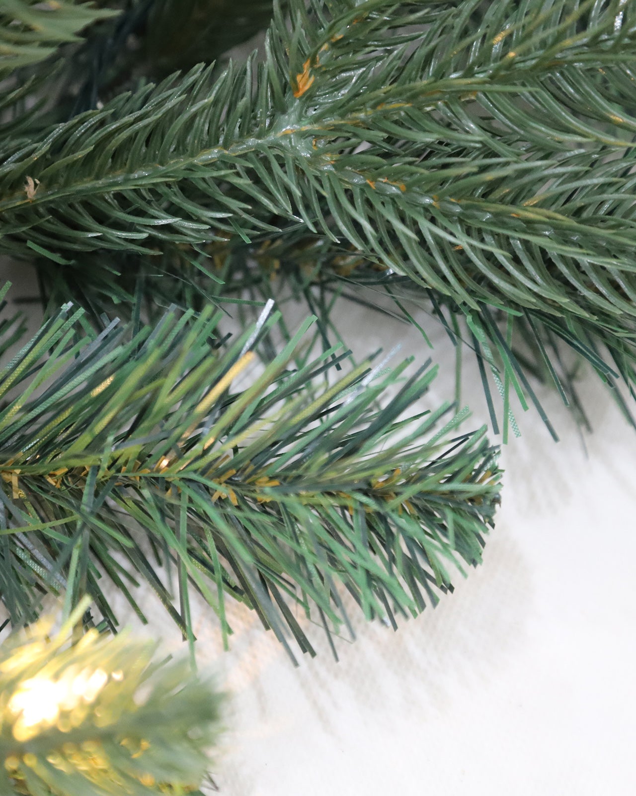 Pre-lit Christmas Greenery Wreath 24 Inch – Classic Spruce – W24FW24-104T