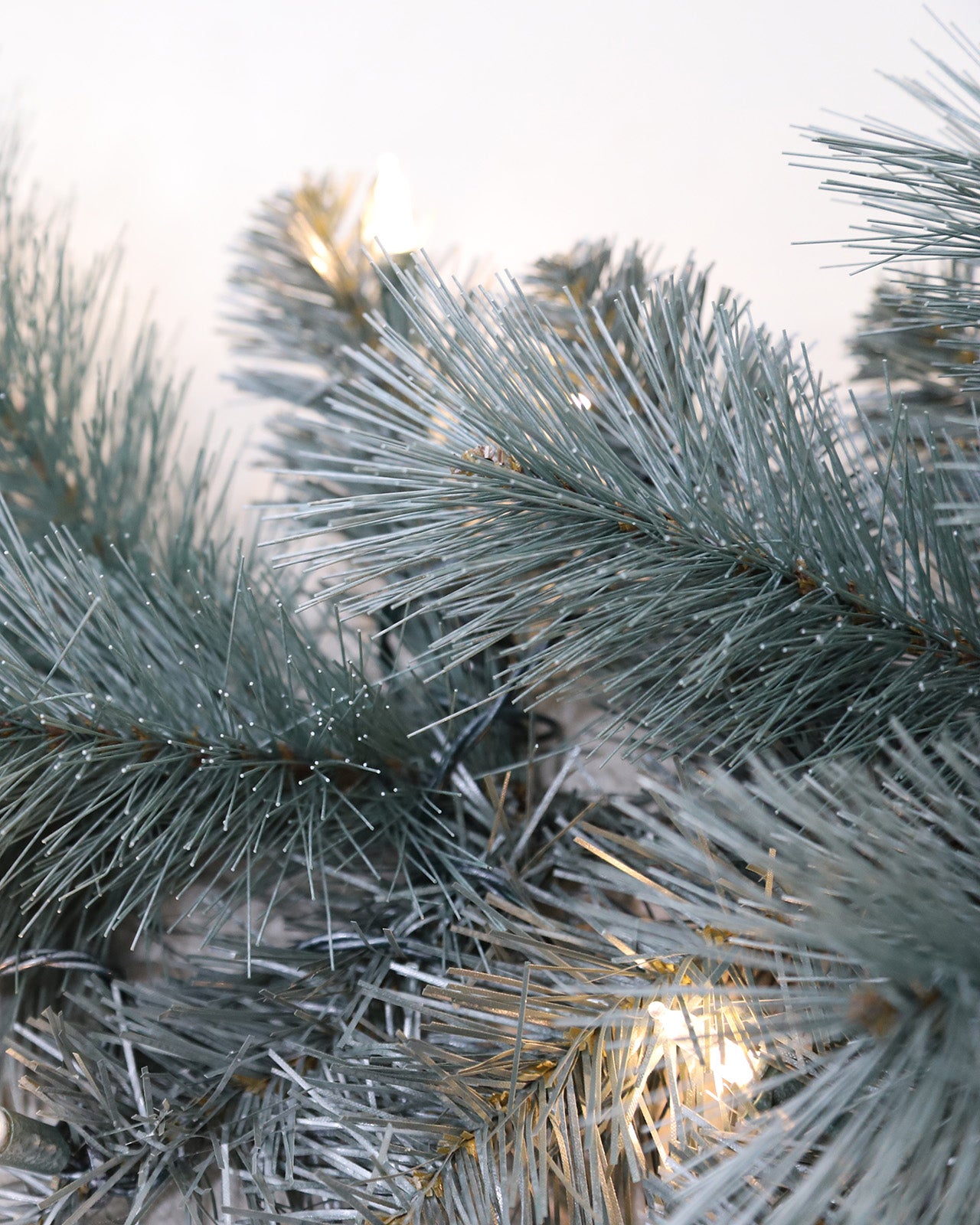 Pre-lit Christmas Greenery Wreath 24 Inch – Dreamy Blue Pine – W24FW24-104T-S