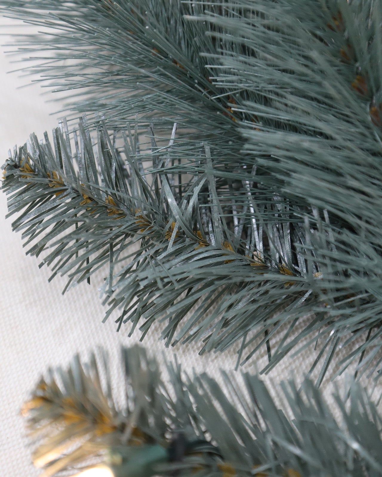 Pre-lit Christmas Greenery Wreath 24 Inch – Dreamy Blue Pine – W24FW24-104T-S
