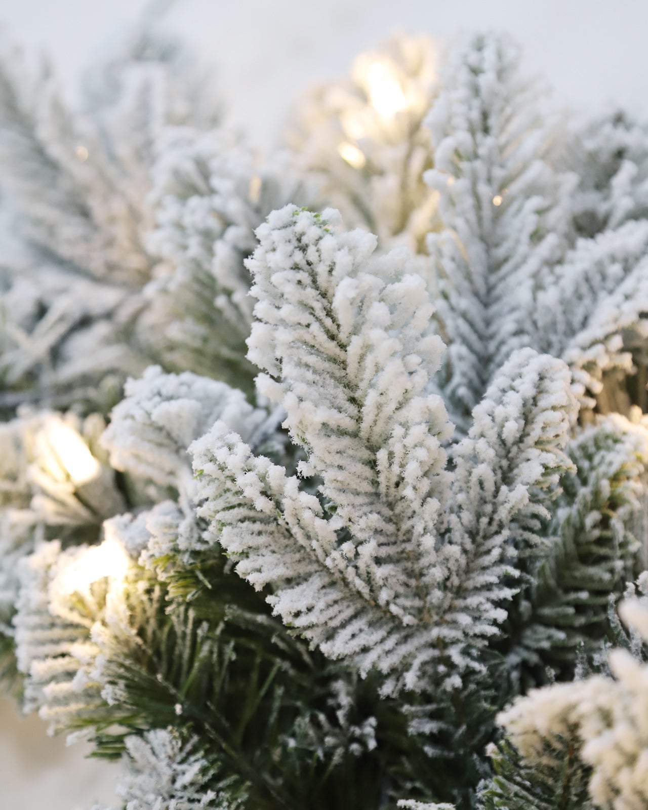 Pre-lit Christmas Greenery Wreath 24 Inch – Frosted Cloud Fir – W24FW24-104TF